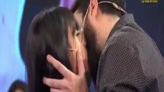 Tremendo beso entre Flavio Azzaro y Ainelén en El Debate Tremendo beso entre Flavio Azzaro y Ainelén en El Debate