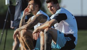 Leandro Paredes y Lionel Messi entrenando en Kansas. Foto de archivo.