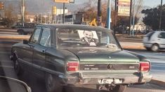 Un Falcon verde con una imagen de Videla circulando por el conurbano.