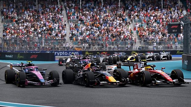 Colapinto junto a Verstappen y Hamilton.