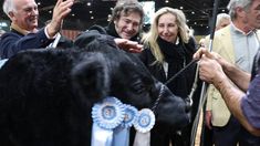 Milei y su hermana en La Rural, bien cerca de la casta.