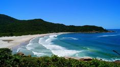 Praia dos Naufragados, en el sur de Florianópolis, es una playa tranquila y poco masificada, accesible solo por un sendero selvático de 40 a 60 minutos Praia dos Naufragados, en el sur de Florianópolis, es una playa tranquila y poco masificada, accesible solo por un sendero selvático de 40 a 60 minutos