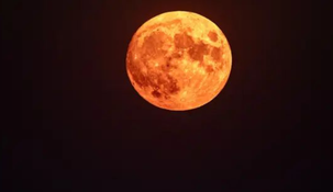 El eclipse lunar parcial de agosto será visible desde gran parte de América y teñirá la Luna de tonos rojizos y cobrizos. Desde la astrología, la Luna llena en Piscis marcará un momento de cierres, revelaciones y cambios para los 12 signos del zodíaco.