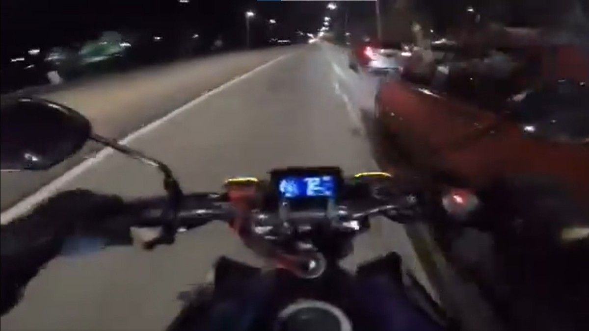 Impactante robo a toda velocidad: motochorros atacaron a un motociclista que circulaba en la Autopista Sudeste