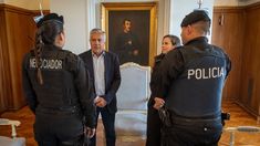 Alfredo Cornejo recibió a los negociadores del caso de la niña armada en Mendoza. Alfredo Cornejo recibió a los negociadores del caso de la niña armada en Mendoza.