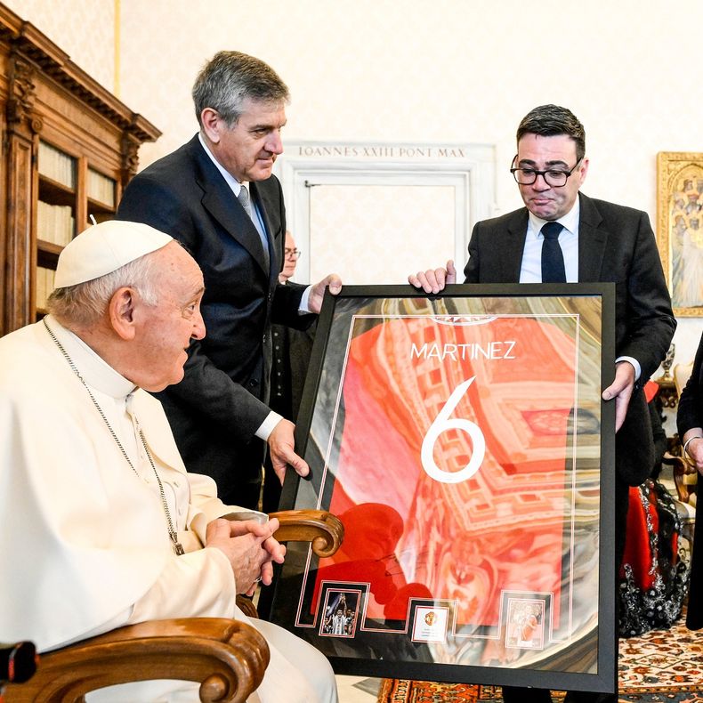 El papa Francisco y la camiseta de Lisandro Martínez.