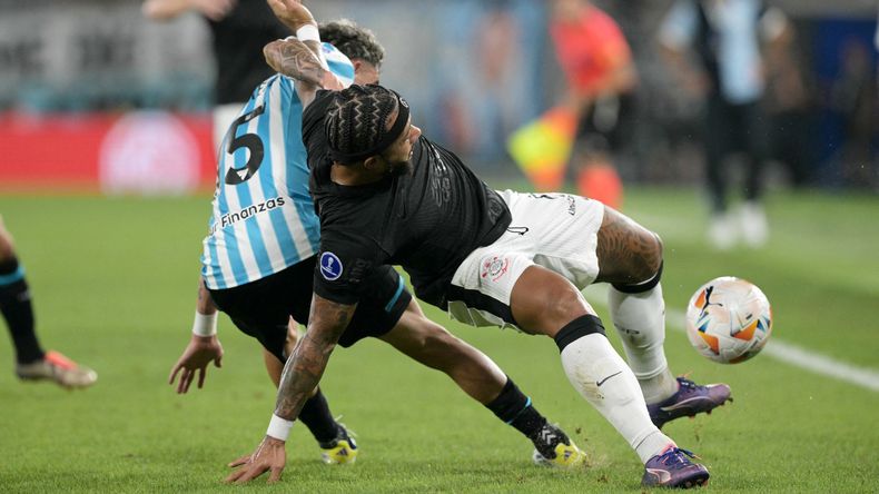 Memphis Depay, la estrella de Corinthians, fue lo mejor de la visita.