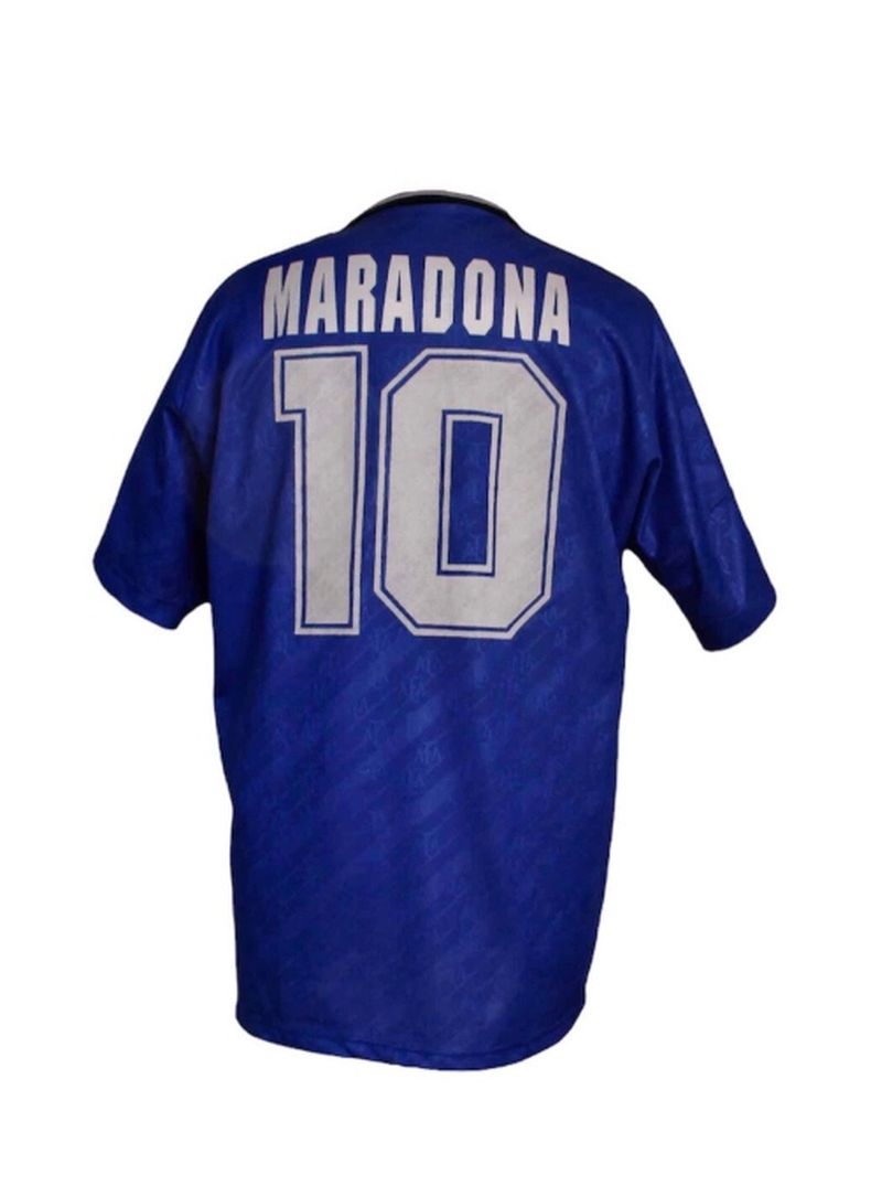 Una de las tantas casacas que vistió el máximo ídolo del fútbol argentino: Maradona