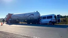 La combi que conducía Elías Morel impactó desde atrás al camión cisterna en la autopista Rosario-Santa Fe. La combi que conducía Elías Morel impactó desde atrás al camión cisterna en la autopista Rosario-Santa Fe.