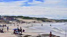 La Playa Rivero, entre el mar y las tradiciones artesanales de Punta del Diablo. La Playa Rivero, entre el mar y las tradiciones artesanales de Punta del Diablo.