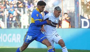 El volante Cristian Medina convirtió un gol en La Plata.