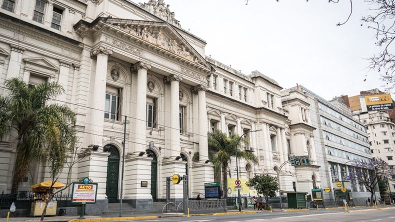 Los alumnos pueden cargar voluntariamente sus currículums en el sitio de gestión de empleos de la Facultad para se contactados por las empresas.&nbsp;