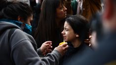 La nena que debió recibir atención médica tras la represión.