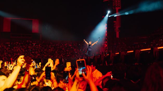 Chano Charpentier sobre el escenario del Regreso Tour.