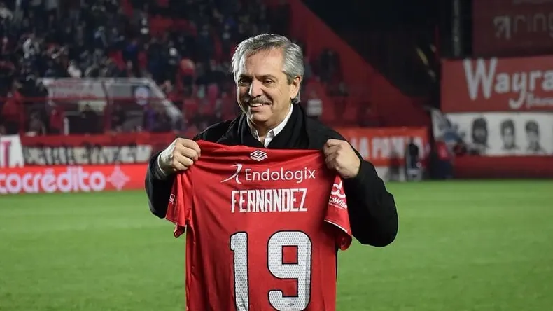 Alberto Fernández es socio honorario del club de La Paternal.