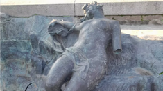 Los vándalos se llevaron piezas de bronce del monumento y destrozaron las estatuas de la escultura. Los vándalos se llevaron piezas de bronce del monumento y destrozaron las estatuas de la escultura.