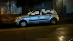 Así quedó el auto que le estacionaron frente al garage a un vecino. Así quedó el auto que le estacionaron frente al garage a un vecino.