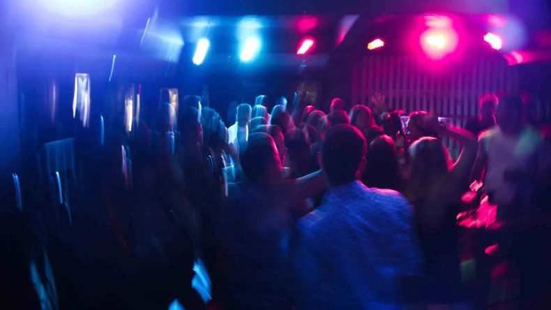 Una patota de 40 personas golpeó a dos jóvenes para robarles a la salida de una fiesta en La Plata.