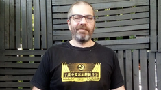 Carlos Busqued falleció en 2021, pero sus tuits son compartidos a diario por los internautas por su estrecha relación con la actualidad.