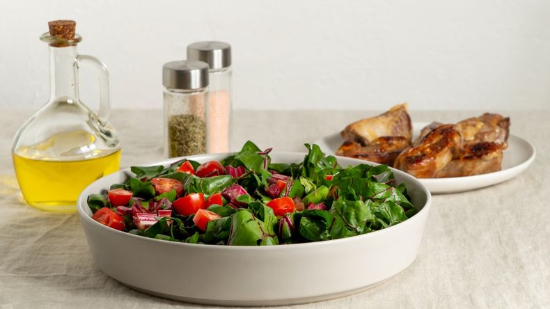 Las ensaladas crudas pueden causar hinchazón y malestar digestivo antes de entrenar.