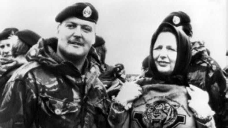 Margaret Thatcher con soldados británicos durante la guerra de Malvinas