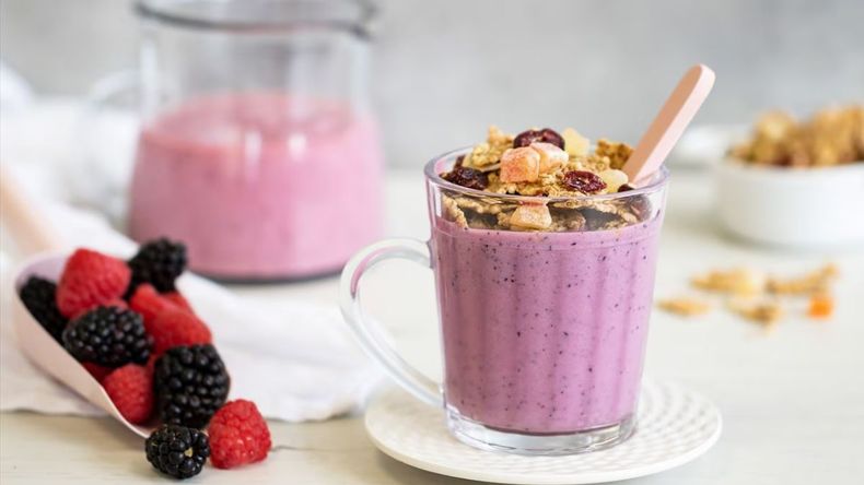 Esta bebida no solo proporciona una refrescante fuente de energía y nutrientes, sino que también puede ser un valioso aliado para aquellos que buscan perder peso de forma saludable.