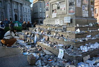 El Gobierno había retirado las piedras por los festejos del mundial.