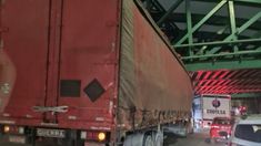 Un camión chocó contra el puente ferroviario de Av. Sarmiento y Lugones y generó hay caos de tránsito Un camión chocó contra el puente ferroviario de Av. Sarmiento y Lugones y generó hay caos de tránsito