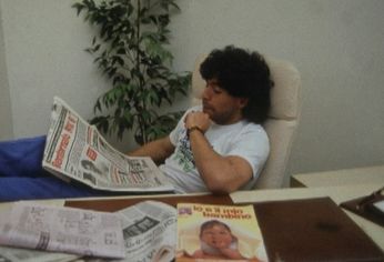 C5N | Diego Armando Maradona leyendo diario