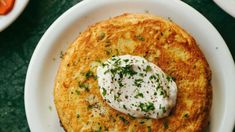 Esta tortilla se sirve con lactonesa con ajo. Esta tortilla se sirve con lactonesa con ajo.