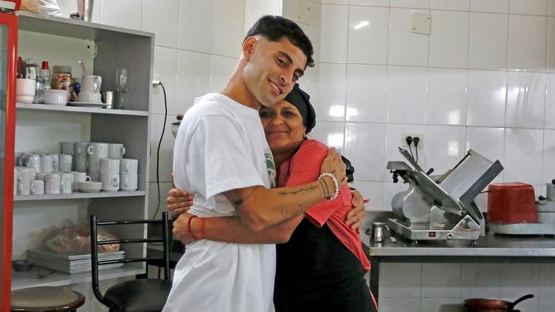 Altamirano con una de las cocineras del club.