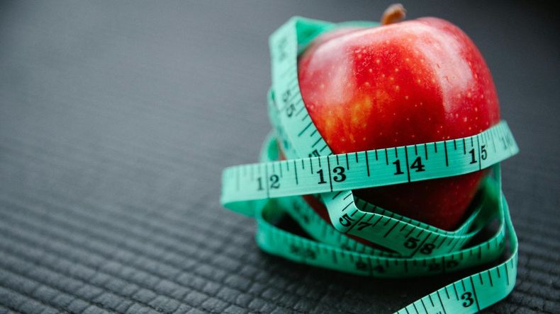 Comer rápido es un hábito perjudicial común que puede afectar la salud, advierte el doctor José Viña, catedrático de Fisiología en la Universidad de Valencia y experto en envejecimiento saludable