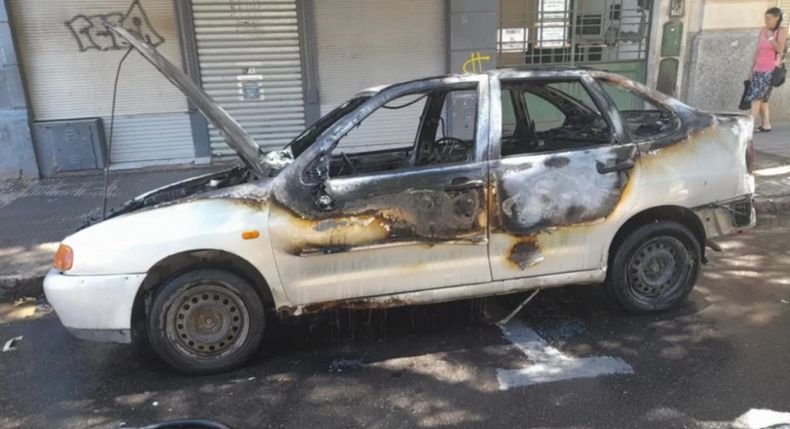 El automóvil quedó destrozado por las llamas.