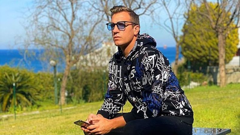 El exfutbolista volvió a Suiza donde nacerá su segundo hijo con la modelo.
