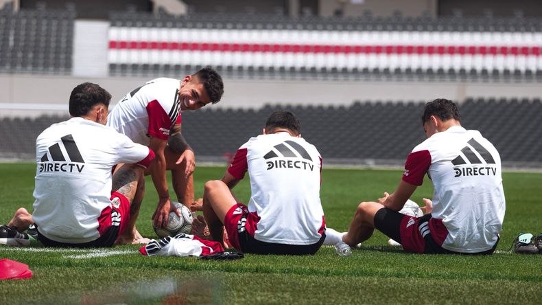 Thiago Almada y compañía en el entrenamiento matutino en el Monumental.
