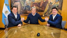 Caputo junto a Marzorati y Ayerra, los dos funcionarios salientes. Caputo junto a Marzorati y Ayerra, los dos funcionarios salientes.