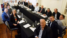 La última reunión había sido en el Instituto Hannah Arendt. La última reunión había sido en el Instituto Hannah Arendt.