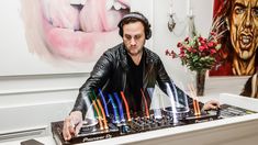 La música invita a bailar los ritmos que propone el dj de turno. La música invita a bailar los ritmos que propone el dj de turno.