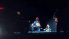 Imagen de los bomberos trabajando para recuperar el cuerpo. Imagen de los bomberos trabajando para recuperar el cuerpo.