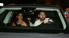 Roccuzzo y Messi al ingresar a la fiesta. Roccuzzo y Messi al ingresar a la fiesta.