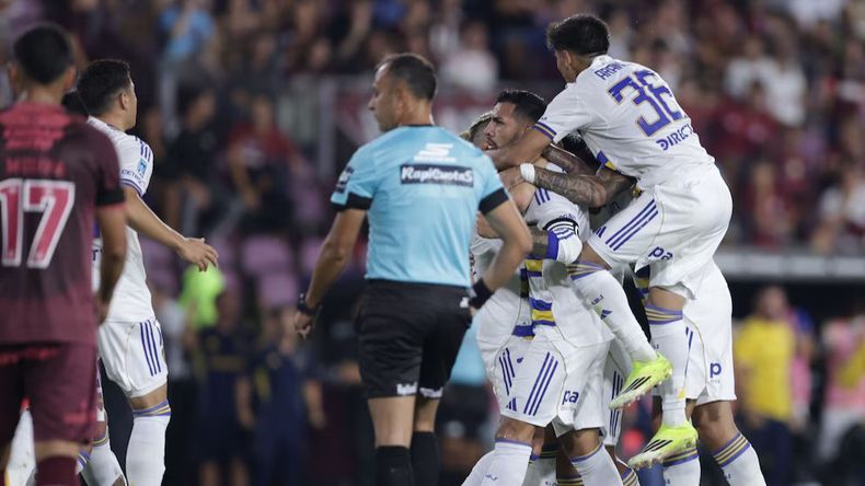 Todos abrazan a Paredes, tras una asistencia de lujo en el tercer gol de Boca.