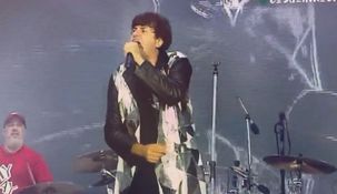 “Tienen tantas mentiras, tanta criptomoneda, tanta libertad. Y digo fuera de aquí, y digo fuera dolor”, cantó Ciro en el Cosquín Rock