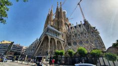 La Sagrada Familia, en Barcelona, es el lugar más visitado en toda España con más de 4,8 millones de turistas por año. La Sagrada Familia, en Barcelona, es el lugar más visitado en toda España con más de 4,8 millones de turistas por año.