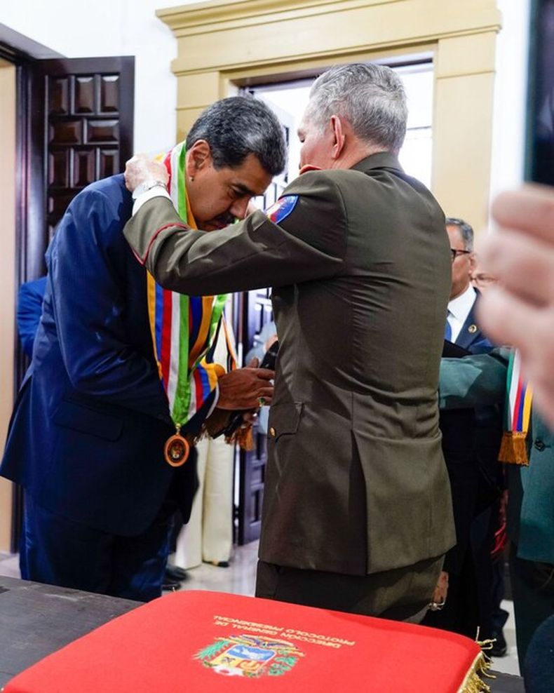 Maduro recibiendo el premio 