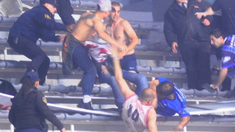 Los inadaptados de siempre terminaron destrozando las tribunas y agrediendo a la policía Los inadaptados de siempre terminaron destrozando las tribunas y agrediendo a la policía