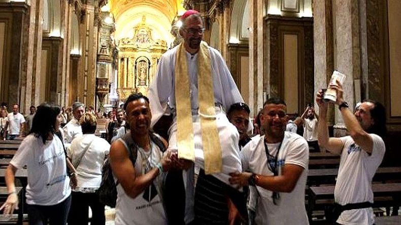 Carrara llevará su lema episcopal a La Plata: “Compartiendo con los pobres la alegría del Evangelio”.