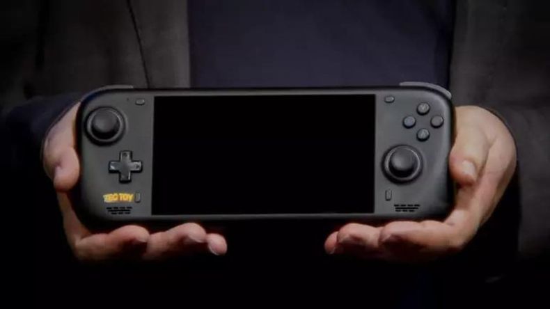 La compañía brasileña Tec Toy, quien solía ser la distribuidora y fabricante de SEGA en el país carioca, volvió al mercado gamer tras 15 años y lanzó una consola que mezcla el poderío de una PC