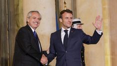 Alberto junto a Macron en París.