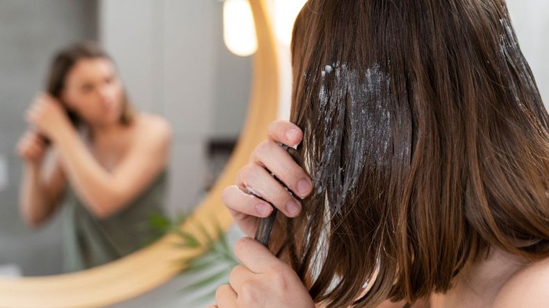 Los especialistas en peluquería y cosmética recomiendan tratar el cabello seco o dañado con métodos simples que aporten hidratación y nutrición profunda