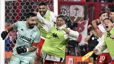 El arquero del Globo, Galíndez ya festeja tras atajarle el penal a Hidalgo. El arquero del Globo, Galíndez ya festeja tras atajarle el penal a Hidalgo.